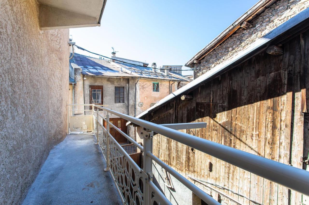 L'Ecureuil Dans La Vieille Maison Centre Ville D'Эмбрён Экстерьер фото